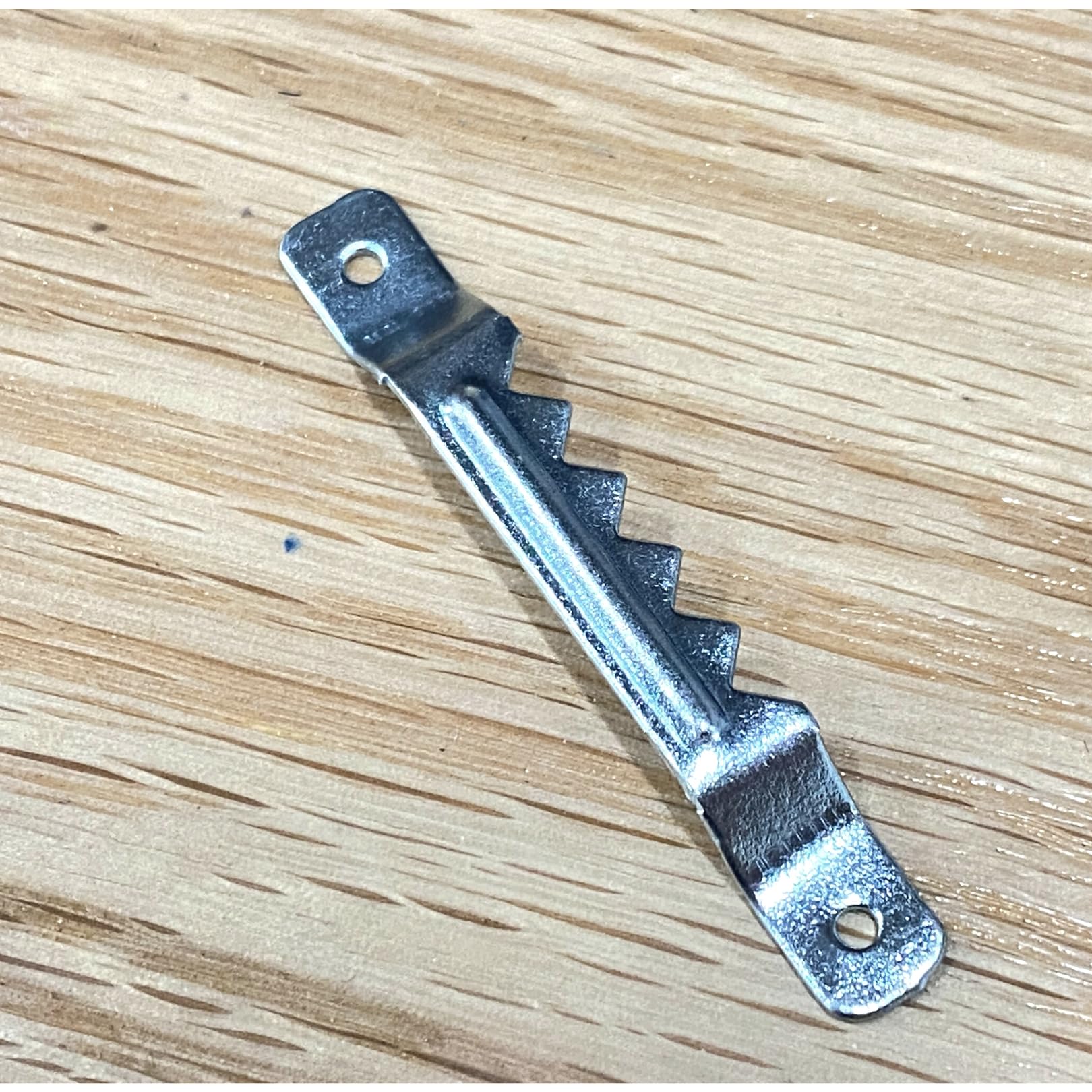 Caimán para colgar cuadros